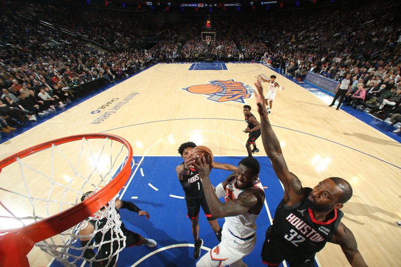 NEW YORK, NY - JANUARY 17: Julius Randle #30 of the New York Knicks drives to the basket during the game against the Houston Rockets on January 17, 2024 at Madison Square Garden in New York City, New York.  NOTE TO USER: User expressly acknowledges and agrees that, by downloading and or using this photograph, User is consenting to the terms and conditions of the Getty Images License Agreement. Mandatory Copyright Notice: Copyright 2024 NBAE  (Photo by Nathaniel S. Butler/NBAE via Getty Images)