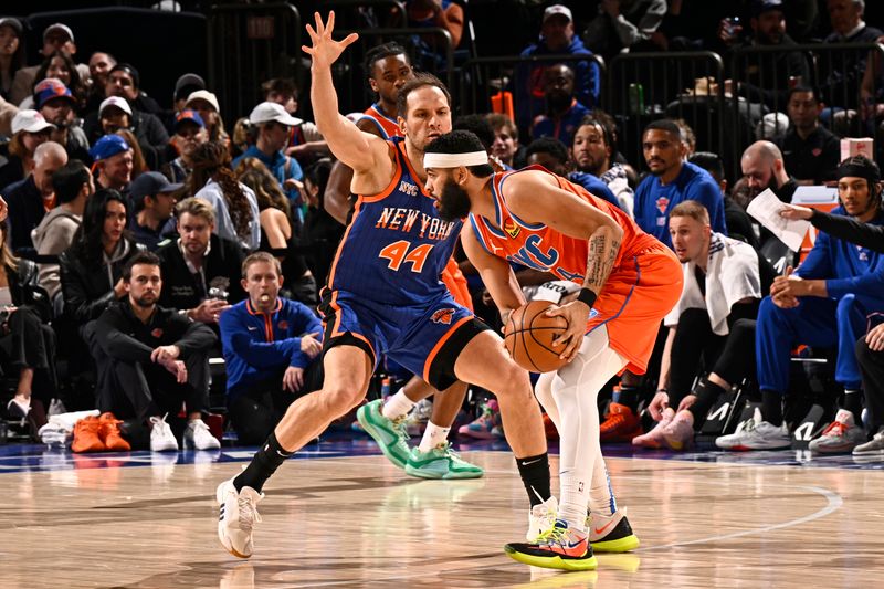 NEW YORK, NY - MARCH 31: Kenrich Williams #34 of the Oklahoma City Thunder looks to pass the ball during the game against the New York Knicks on March 31, 2024 at Madison Square Garden in New York City, New York.  NOTE TO USER: User expressly acknowledges and agrees that, by downloading and or using this photograph, User is consenting to the terms and conditions of the Getty Images License Agreement. Mandatory Copyright Notice: Copyright 2024 NBAE  (Photo by David Dow/NBAE via Getty Images)