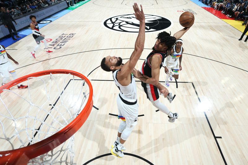 MINNEAPOLIS, MN -  APRIL 2: Shaedon Sharpe #17 of the Portland Trail Blazers drives to the basket during the game against the Minnesota Timberwolves on April 2, 2023 at Target Center in Minneapolis, Minnesota. NOTE TO USER: User expressly acknowledges and agrees that, by downloading and or using this Photograph, user is consenting to the terms and conditions of the Getty Images License Agreement. Mandatory Copyright Notice: Copyright 2023 NBAE (Photo by David Sherman/NBAE via Getty Images)