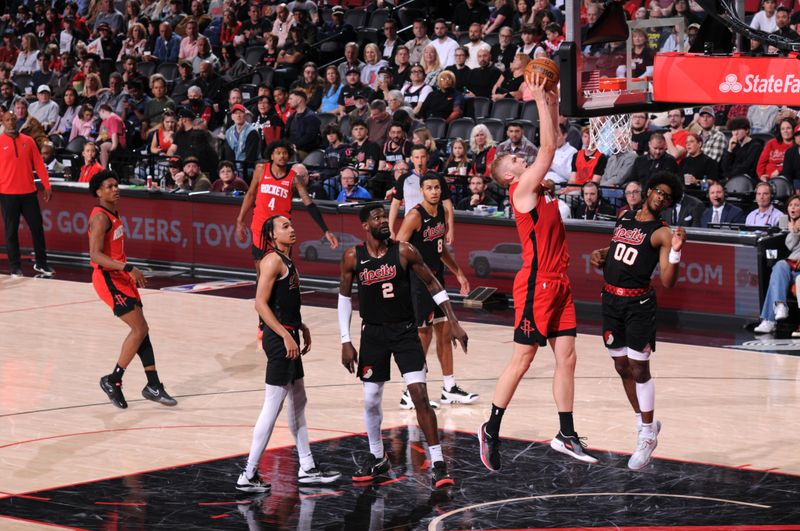 PORTLAND, OR - APRIL 12: Jock Landale #2 of the Houston Rockets drives to the basket during the game against the Portland Trail Blazers on April 12, 2024 at the Moda Center Arena in Portland, Oregon. NOTE TO USER: User expressly acknowledges and agrees that, by downloading and or using this photograph, user is consenting to the terms and conditions of the Getty Images License Agreement. Mandatory Copyright Notice: Copyright 2024 NBAE (Photo by Cameron Browne/NBAE via Getty Images)