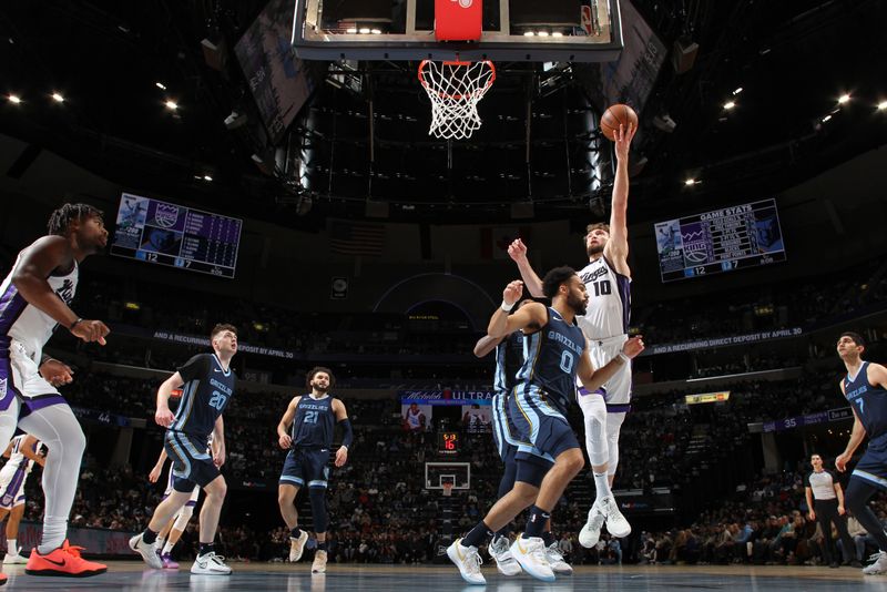 MEMPHIS, TN - JANUARY 29:  Domantas Sabonis #10 of the Sacramento Kings drives to the basket during the game against the Memphis Grizzlies on January 29, 2024 at FedExForum in Memphis, Tennessee. NOTE TO USER: User expressly acknowledges and agrees that, by downloading and or using this photograph, User is consenting to the terms and conditions of the Getty Images License Agreement. Mandatory Copyright Notice: Copyright 2024 NBAE (Photo by Joe Murphy/NBAE via Getty Images)