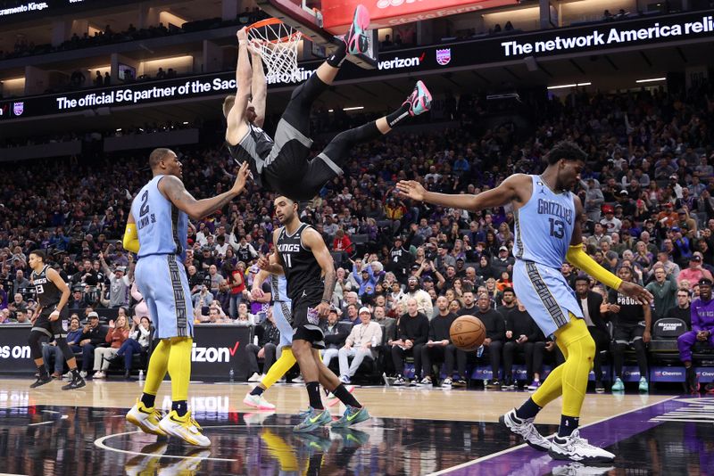 SACRAMENTO, CALIFORNIA - JANUARY 23:  Domantas Sabonis #10 of the Sacramento Kings dunks the ball on Xavier Tillman #2 and Jaren Jackson Jr. #13 of the Memphis Grizzlies in the second half at Golden 1 Center on January 23, 2023 in Sacramento, California. NOTE TO USER: User expressly acknowledges and agrees that, by downloading and or using this photograph, User is consenting to the terms and conditions of the Getty Images License Agreement.  (Photo by Ezra Shaw/Getty Images)