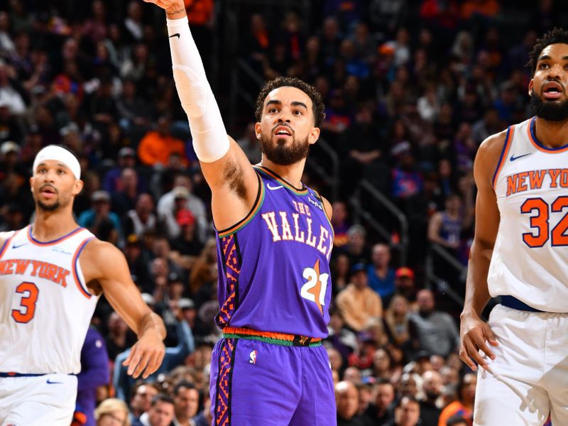 PHOENIX, AZ - NOVEMBER 20: Tyus Jones #21 of the Phoenix Suns shoots the ball during the game against the New York Knicks on November 20, 2024 at Footprint Center in Phoenix, Arizona. NOTE TO USER: User expressly acknowledges and agrees that, by downloading and or using this photograph, user is consenting to the terms and conditions of the Getty Images License Agreement. Mandatory Copyright Notice: Copyright 2024 NBAE (Photo by Barry Gossage/NBAE via Getty Images)