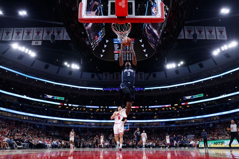 CHICAGO, IL - OCTOBER 30: Kentavious Caldwell-Pope #3 of the Orlando Magic dunks the ball during the game against the Chicago Bulls on October 30, 2024 at United Center in Chicago, Illinois. NOTE TO USER: User expressly acknowledges and agrees that, by downloading and or using this photograph, User is consenting to the terms and conditions of the Getty Images License Agreement. Mandatory Copyright Notice: Copyright 2024 NBAE (Photo by Kamil Krzaczynski/NBAE via Getty Images)