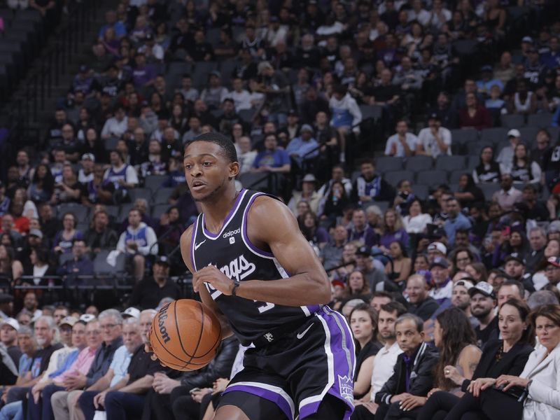 SACRAMENTO, CA - APRIL 2:  De'Aaron Fox #5 of the Sacramento Kings handles the ball during the game  on April 2, 2024 at Golden 1 Center in Sacramento, California. NOTE TO USER: User expressly acknowledges and agrees that, by downloading and or using this Photograph, user is consenting to the terms and conditions of the Getty Images License Agreement. Mandatory Copyright Notice: Copyright 2024 NBAE (Photo by Rocky Widner/NBAE via Getty Images)