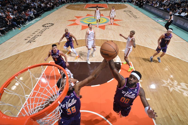 SAN ANTONIO, TX - MARCH 25: Kevin Durant #35 and Royce O'Neale #00 of the Phoenix Suns grabs a rebound during the game against the San Antonio Spurs on March 25, 2024 at the Frost Bank Center in San Antonio, Texas. NOTE TO USER: User expressly acknowledges and agrees that, by downloading and or using this photograph, user is consenting to the terms and conditions of the Getty Images License Agreement. Mandatory Copyright Notice: Copyright 2024 NBAE (Photos by Michael Gonzales/NBAE via Getty Images)