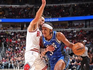 CHICAGO, IL - NOVEMBER 15: Paolo Banchero #5 of the Orlando Magic drives to the basket during the game against the Chicago Bulls on November 15, 2023 at United Center in Chicago, Illinois. NOTE TO USER: User expressly acknowledges and agrees that, by downloading and or using this photograph, User is consenting to the terms and conditions of the Getty Images License Agreement. Mandatory Copyright Notice: Copyright 2023 NBAE (Photo by Jeff Haynes/NBAE via Getty Images)