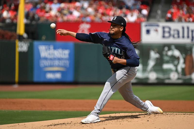 Sep 8, 2024; St. Louis, Missouri, USA; Seattle Mariners starting pitcher Luis Castillo (58) throws against the St. Louis Cardinals during the first inning at Busch Stadium. Mandatory Credit: Jeff Le-Imagn Images