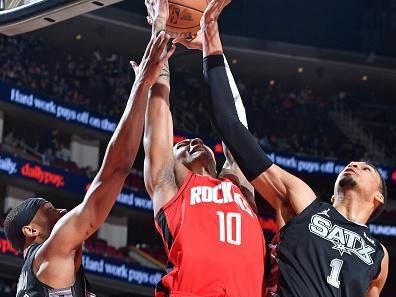 HOUSTON, TX - DECEMBER 11: Jabari Smith Jr. #10 of the Houston Rockets dunks the ball during the game against the San Antonio Spurs on December 11, 2023 at the Toyota Center in Houston, Texas. NOTE TO USER: User expressly acknowledges and agrees that, by downloading and or using this photograph, User is consenting to the terms and conditions of the Getty Images License Agreement. Mandatory Copyright Notice: Copyright 2023 NBAE (Photo by Logan Riely/NBAE via Getty Images)