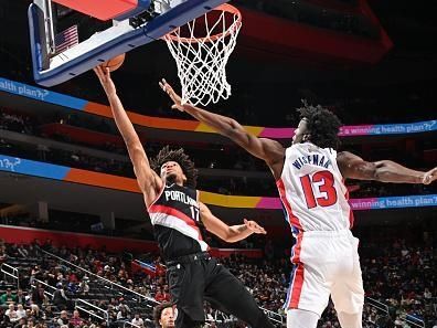 DETROIT, MI - NOVEMBER 1: Shaedon Sharpe #17 of the Portland Trail Blazers drives to the basket during the game against the Detroit Pistons on November 1, 2023 at Little Caesars Arena in Detroit, Michigan. NOTE TO USER: User expressly acknowledges and agrees that, by downloading and/or using this photograph, User is consenting to the terms and conditions of the Getty Images License Agreement. Mandatory Copyright Notice: Copyright 2023 NBAE (Photo by Chris Schwegler/NBAE via Getty Images)