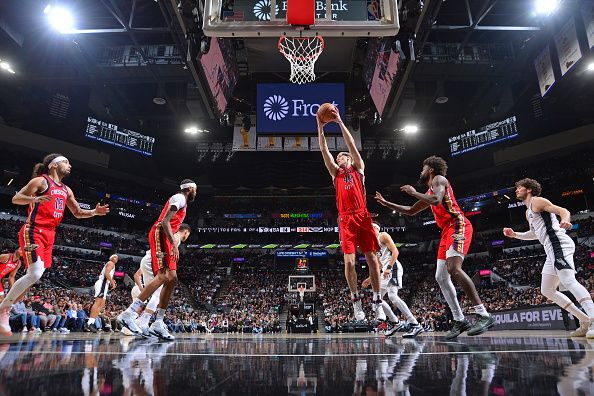 SAN ANTONIO, TX - DECEMBER 17: Cody Zeller #40 of the New Orleans Pelicans grabs a rebound during the game against the San Antonio Spurs on December 17, 2023 at the Frost Bank Center in San Antonio, Texas. NOTE TO USER: User expressly acknowledges and agrees that, by downloading and or using this photograph, user is consenting to the terms and conditions of the Getty Images License Agreement. Mandatory Copyright Notice: Copyright 2023 NBAE (Photos by Michael Gonzales/NBAE via Getty Images)