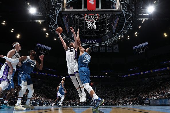 MINNEAPOLIS, MN -  NOVEMBER 24:  Domantas Sabonis #10 of the Sacramento Kings drives to the basket during the game against the Minnesota Timberwolves during the In-Season Tournament on November 24, 2023 at Target Center in Minneapolis, Minnesota. NOTE TO USER: User expressly acknowledges and agrees that, by downloading and or using this Photograph, user is consenting to the terms and conditions of the Getty Images License Agreement. Mandatory Copyright Notice: Copyright 2023 NBAE (Photo by Jordan Johnson/NBAE via Getty Images)