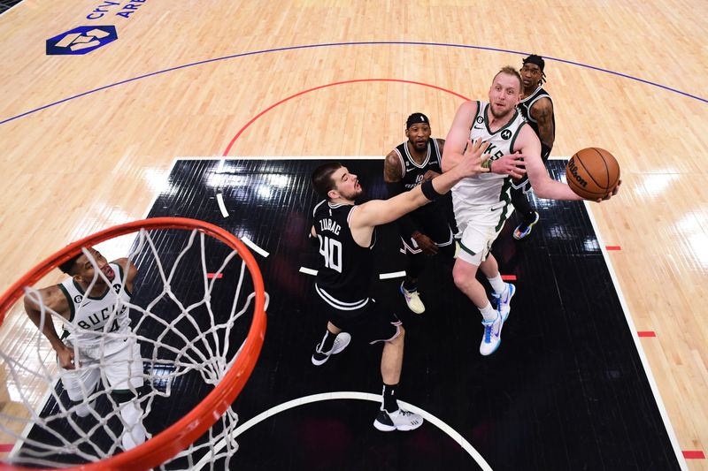 LOS ANGELES, CA - FEBRUARY 10: Joe Ingles #7 of the Milwaukee Bucks drives to the basket during the game against the LA Clippers on February 10, 2023 at Crypto.Com Arena in Los Angeles, California. NOTE TO USER: User expressly acknowledges and agrees that, by downloading and/or using this Photograph, user is consenting to the terms and conditions of the Getty Images License Agreement. Mandatory Copyright Notice: Copyright 2023 NBAE (Photo by Adam Pantozzi/NBAE via Getty Images)