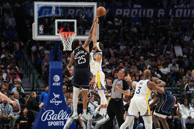 DALLAS, TX - APRIL 5: Moses Moody #4 of the Golden State Warriors and P.J. Washington #25 of the Dallas Mavericks jump for a tip off on April 5, 2024 at the American Airlines Center in Dallas, Texas. NOTE TO USER: User expressly acknowledges and agrees that, by downloading and or using this photograph, User is consenting to the terms and conditions of the Getty Images License Agreement. Mandatory Copyright Notice: Copyright 2024 NBAE (Photo by Glenn James/NBAE via Getty Images)