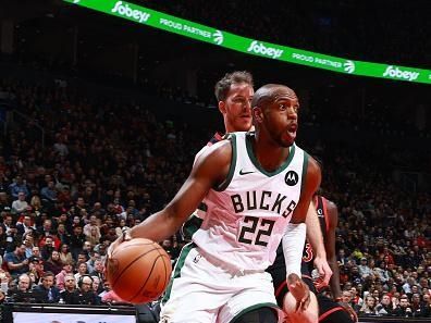 TORONTO, CANADA - NOVEMBER 15:  Khris Middleton #22 of the Milwaukee Bucks drives to the basket during the game during the game against the Toronto Raptors on November 15, 2023 at the Scotiabank Arena in Toronto, Ontario, Canada.  NOTE TO USER: User expressly acknowledges and agrees that, by downloading and or using this Photograph, user is consenting to the terms and conditions of the Getty Images License Agreement.  Mandatory Copyright Notice: Copyright 2023 NBAE (Photo by Vaughn Ridley/NBAE via Getty Images)