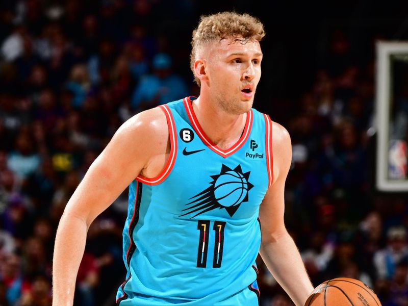 PHOENIX, AZ - MARCH 14: Jock Landale #11 of the Phoenix Suns looks to pass the ball against the Milwaukee Bucks on March 14, 20223at Footprint Center in Phoenix, Arizona. NOTE TO USER: User expressly acknowledges and agrees that, by downloading and or using this photograph, user is consenting to the terms and conditions of the Getty Images License Agreement. Mandatory Copyright Notice: Copyright 2023 NBAE (Photo by Barry Gossage/NBAE via Getty Images)