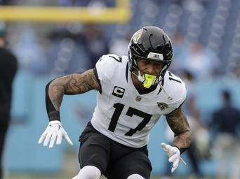 Jacksonville Jaguars tight end Evan Engram (17) warms up prior to an NFL football game against the Tennessee Titans, Sunday, Dec. 8, 2024, in Nashville, Tenn. (AP Photo/Stew Milne)