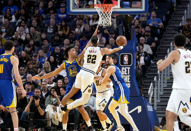 SAN FRANCISCO, CALIFORNIA - FEBRUARY 25: Zeke Nnaji #22 of the Denver Nuggets shoots over Trayce Jackson-Davis #32 of the Golden State Warriors during the fourth quarter of an NBA basketball game at Chase Center on February 25, 2024 in San Francisco, California. NOTE TO USER: User expressly acknowledges and agrees that, by downloading and or using this photograph, User is consenting to the terms and conditions of the Getty Images License Agreement. (Photo by Thearon W. Henderson/Getty Images)