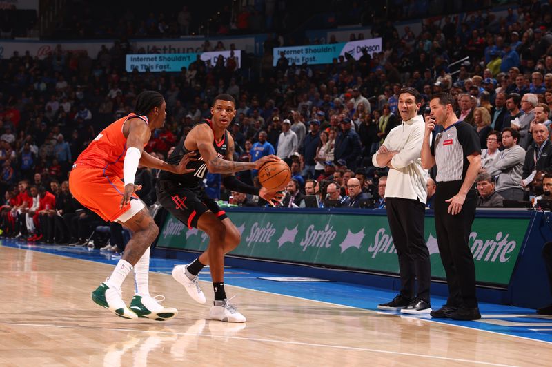 OKLAHOMA CITY, OK - MARCH 27:  Jabari Smith Jr. #10 of the Houston Rockets handles the ball during the game against the Oklahoma City Thunder on March 27, 2024 at Paycom Arena in Oklahoma City, Oklahoma. NOTE TO USER: User expressly acknowledges and agrees that, by downloading and or using this photograph, User is consenting to the terms and conditions of the Getty Images License Agreement. Mandatory Copyright Notice: Copyright 2024 NBAE (Photo by Zach Beeker/NBAE via Getty Images)