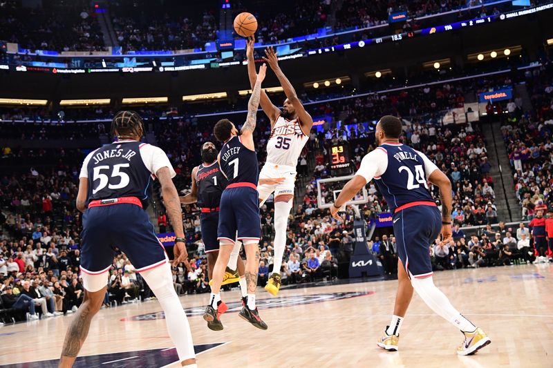 INGLEWOOD, CA - OCTOBER 23: Kevin Durant #35 of the Phoenix Suns scores the game tying shot during the game against the LA Clippers on October 23, 2024 at Intuit Dome in Los Angeles, California. NOTE TO USER: User expressly acknowledges and agrees that, by downloading and/or using this Photograph, user is consenting to the terms and conditions of the Getty Images License Agreement. Mandatory Copyright Notice: Copyright 2024 NBAE (Photo by Adam Pantozzi/NBAE via Getty Images)