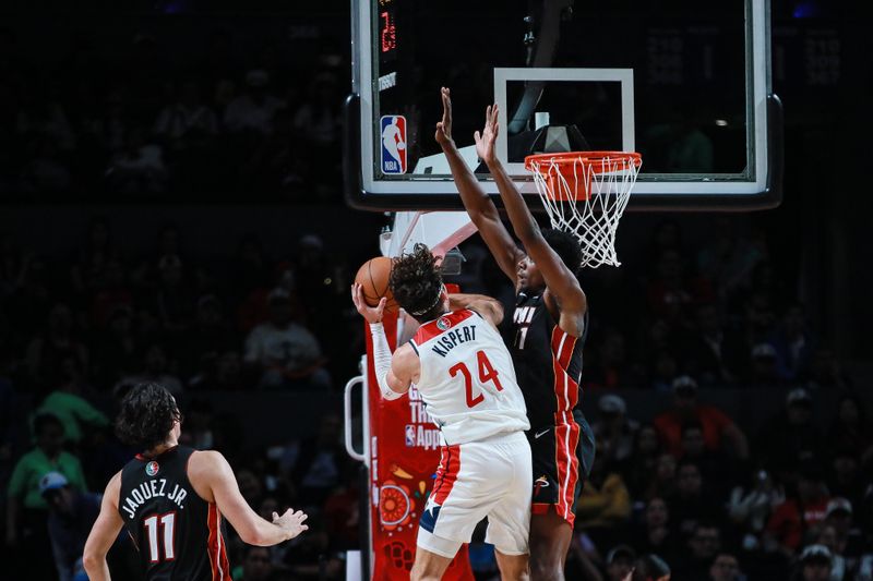MEXICO CITY, MEXICO - NOVEMBER 02: Thomas Bryant #31 of the Miami Heat blocks Corey Kispert #24 of the Washington Wizards during the fourth quarter of the game between Miami Heat against Washington Wizards at Arena Ciudad de Mexico on November 02, 2024 in Mexico City, Mexico. NOTE TO USER: User expressly acknowledges and agrees that, by downloading and or using this photograph, User is consenting to the terms and conditions of the Getty Images License Agreement. (Photo by Manuel Velasquez/Getty Images)
