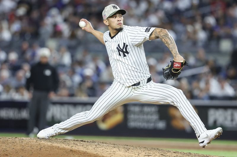 May 18, 2025; Bronx, New York, USA;  New York Yankees relief pitcher Jonathan Loáisiga (43) pitches in the seventh inning against the New York Mets at Yankee Stadium. Mandatory Credit: Wendell Cruz-Imagn Images