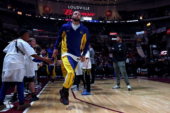 CLEVELAND, OH - NOVEMBER 5: Stephen Curry #30 of the Golden State Warriors arrives to the arena before the game against the Cleveland Cavaliers on November 5, 2023 at Rocket Mortgage FieldHouse in Cleveland, Ohio. NOTE TO USER: User expressly acknowledges and agrees that, by downloading and/or using this Photograph, user is consenting to the terms and conditions of the Getty Images License Agreement. Mandatory Copyright Notice: Copyright 2023 NBAE (Photo by Lauren Leigh Bacho/NBAE via Getty Images)