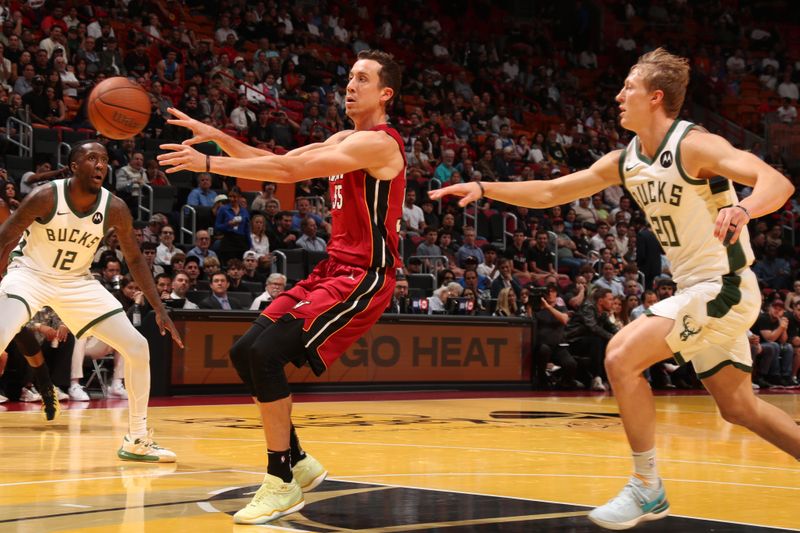 MIAMI, FL - NOVEMBER 26: Duncan Robinson #55 of the Miami Heat passes the ball during the game against the Milwaukee Bucks during the Emirates NBA Cup game on November 26, 2024 at Kaseya Center in Miami, Florida. NOTE TO USER: User expressly acknowledges and agrees that, by downloading and or using this Photograph, user is consenting to the terms and conditions of the Getty Images License Agreement. Mandatory Copyright Notice: Copyright 2024 NBAE (Photo by Issac Baldizon/NBAE via Getty Images)