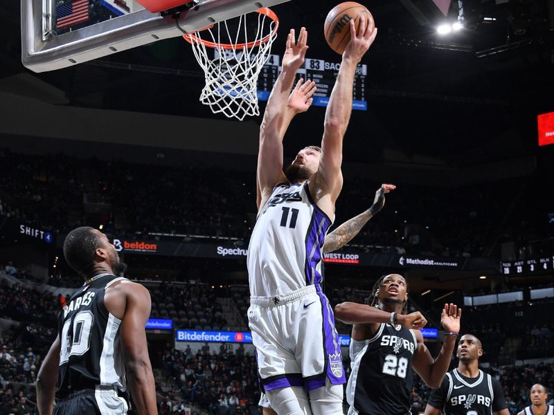 SAN ANTONIO, TX - DECEMBER 6:  Domantas Sabonis #11 of the Sacramento Kings shoots the ball during the game against the San Antonio Spurs on December 6, 2024 at the Frost Bank Center in San Antonio, Texas. NOTE TO USER: User expressly acknowledges and agrees that, by downloading and or using this photograph, user is consenting to the terms and conditions of the Getty Images License Agreement. Mandatory Copyright Notice: Copyright 2024 NBAE (Photos by Michael Gonzales/NBAE via Getty Images)