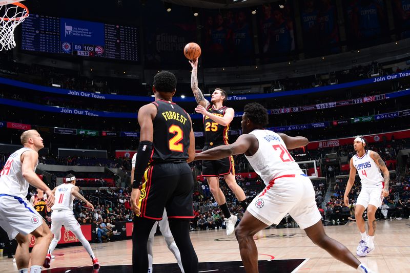 LOS ANGELES, CA - MARCH 17: Garrison Mathews #25 of the Atlanta Hawks drives to the basket during the game against the LA Clippers on March 17, 2024 at Crypto.Com Arena in Los Angeles, California. NOTE TO USER: User expressly acknowledges and agrees that, by downloading and/or using this Photograph, user is consenting to the terms and conditions of the Getty Images License Agreement. Mandatory Copyright Notice: Copyright 2024 NBAE (Photo by Adam Pantozzi/NBAE via Getty Images)