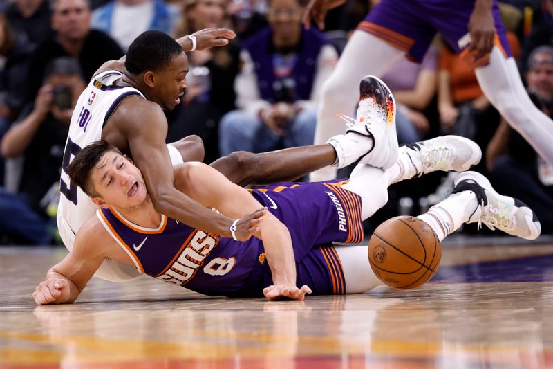 PHOENIX, ARIZONA - FEBRUARY 13: Grayson Allen #8 of the Phoenix Suns and De'Aaron Fox #5 of the Sacramento Kings battle for a loose ball during the second half at Footprint Center on February 13, 2024 in Phoenix, Arizona. NOTE TO USER: User expressly acknowledges and agrees that, by downloading and or using this photograph, User is consenting to the terms and conditions of the Getty Images License Agreement.  (Photo by Chris Coduto/Getty Images)