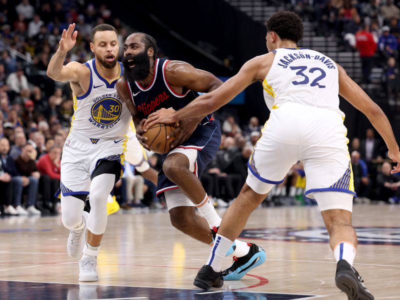 INGLEWOOD, CALIFORNIA - NOVEMBER 18: James Harden #1 of the LA Clippers drives to the basket between Stephen Curry #30 and Trayce Jackson-Davis #32 of the Golden State Warriors during the first half at Intuit Dome on November 18, 2024 in Inglewood, California. (Photo by Harry How/Getty Images) NOTE TO USER: User expressly acknowledges and agrees that, by downloading and or using this photograph, User is consenting to the terms and conditions of the Getty Images License Agreement.  (Photo by Harry How/Getty Images)