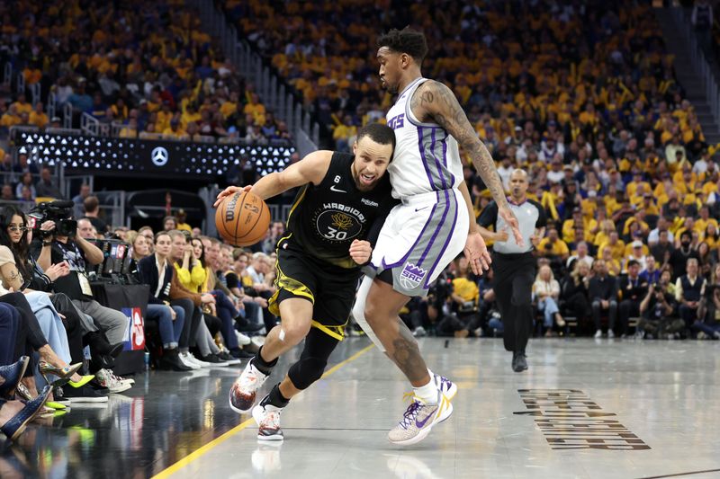 SAN FRANCISCO, CALIFORNIA - APRIL 20: Stephen Curry #30 of the Golden State Warriors is guarded by Malik Monk #0 of the Sacramento Kings in the second half of Game Three of the Western Conference First Round Playoffs at Chase Center on April 20, 2023 in San Francisco, California. NOTE TO USER: User expressly acknowledges and agrees that, by downloading and or using this photograph, User is consenting to the terms and conditions of the Getty Images License Agreement. (Photo by Ezra Shaw/Getty Images)