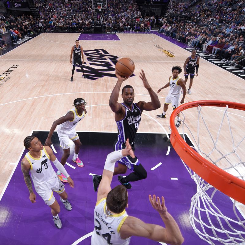 SACRAMENTO, CA - MARCH 31: Harrison Barnes #40 of the Sacramento Kings drives to the basket during the game against the Sacramento Kings on March 31, 2024 at Golden 1 Center in Sacramento, California. NOTE TO USER: User expressly acknowledges and agrees that, by downloading and or using this Photograph, user is consenting to the terms and conditions of the Getty Images License Agreement. Mandatory Copyright Notice: Copyright 2024 NBAE (Photo by Rocky Widner/NBAE via Getty Images)