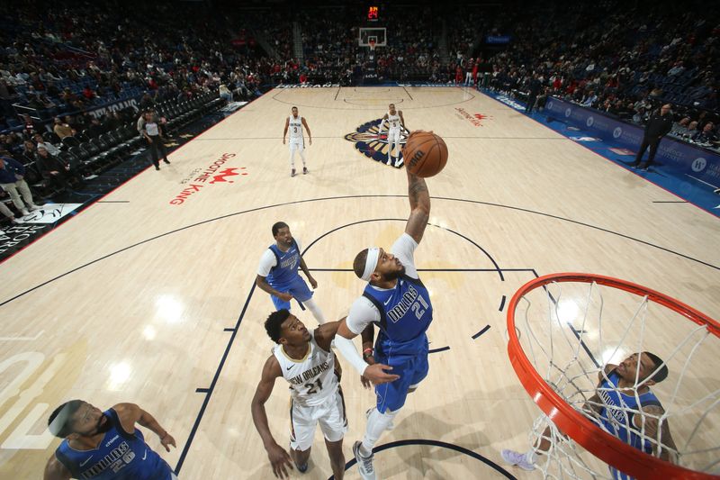 NEW ORLEANS, LA - JANUARY 15:  Daniel Gafford #21 of the Dallas Mavericks rebounds the ball during the game on January 15, 2025 at the Smoothie King Center in New Orleans, Louisiana. NOTE TO USER: User expressly acknowledges and agrees that, by downloading and or using this Photograph, user is consenting to the terms and conditions of the Getty Images License Agreement. Mandatory Copyright Notice: Copyright 2025 NBAE (Photo by Layne Murdoch Jr./NBAE via Getty Images)