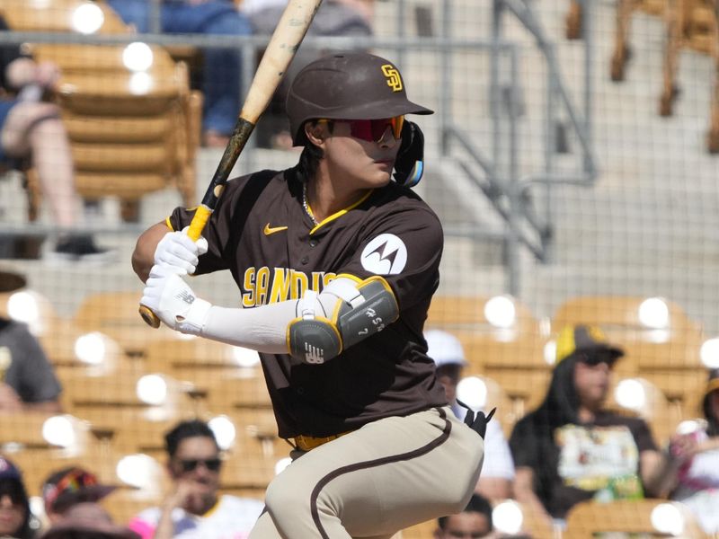 Feb 28, 2024; Phoenix, Arizona, USA; San Diego Padres shortstop Ha-Seong Kim (7) hits against the Chicago White Sox in the first inning at Camelback Ranch-Glendale. Mandatory Credit: Rick Scuteri-USA TODAY Sports