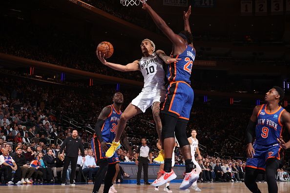 NEW YORK, NY - NOVEMBER 8: Jeremy Sochan #10 of the San Antonio Spurs drives to the basket during the game against the New York Knicks on Novmeber 8, 2023 at Madison Square Garden in New York City, New York.  NOTE TO USER: User expressly acknowledges and agrees that, by downloading and or using this photograph, User is consenting to the terms and conditions of the Getty Images License Agreement. Mandatory Copyright Notice: Copyright 2023 NBAE  (Photo by Nathaniel S. Butler/NBAE via Getty Images)