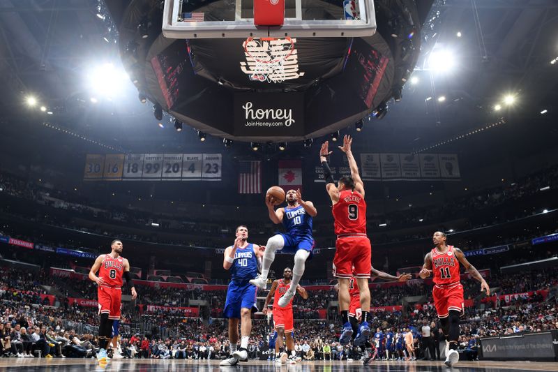 LOS ANGELES, CA - MARCH 27: Eric Gordon #10 of the LA Clippers drives to the basket during the game against the Chicago Bulls on March 27, 2023 at Crypto.Com Arena in Los Angeles, California. NOTE TO USER: User expressly acknowledges and agrees that, by downloading and/or using this Photograph, user is consenting to the terms and conditions of the Getty Images License Agreement. Mandatory Copyright Notice: Copyright 2023 NBAE (Photo by Adam Pantozzi/NBAE via Getty Images)
