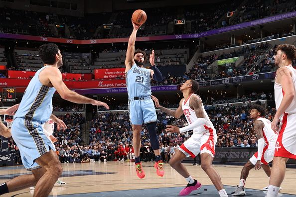 MEMPHIS, TN - DECEMBER 15:  David Roddy #21 of the Memphis Grizzlies drives to the basket during the game against the Houston Rockets on December 15, 2023 at FedExForum in Memphis, Tennessee. NOTE TO USER: User expressly acknowledges and agrees that, by downloading and or using this photograph, User is consenting to the terms and conditions of the Getty Images License Agreement. Mandatory Copyright Notice: Copyright 2023 NBAE (Photo by Joe Murphy/NBAE via Getty Images)