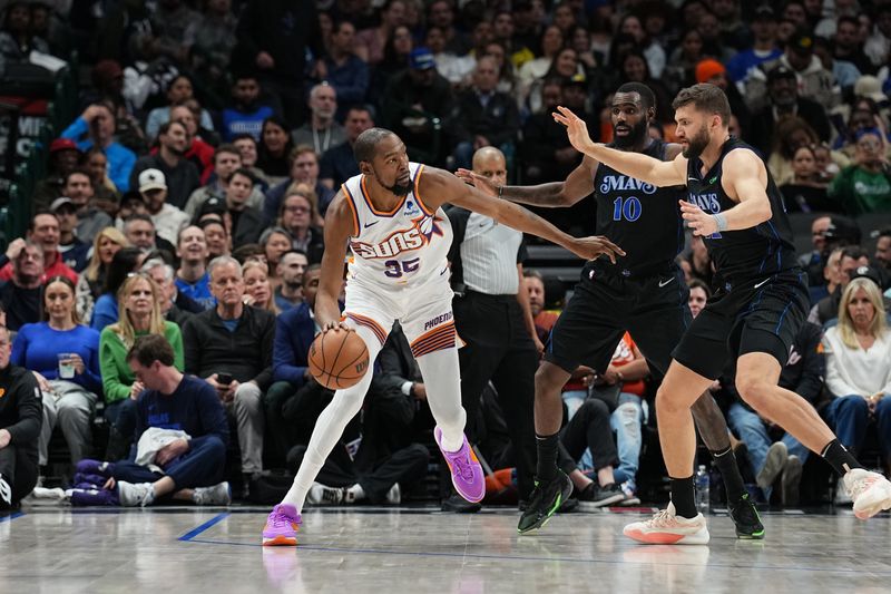 DALLAS, TX - JANUARY 24: Kevin Durant #35 of the Phoenix Suns handles the ball during the game against the Dallas Mavericks on January 24, 2024 at the American Airlines Center in Dallas, Texas. NOTE TO USER: User expressly acknowledges and agrees that, by downloading and or using this photograph, User is consenting to the terms and conditions of the Getty Images License Agreement. Mandatory Copyright Notice: Copyright 2024 NBAE (Photo by Glenn James/NBAE via Getty Images)