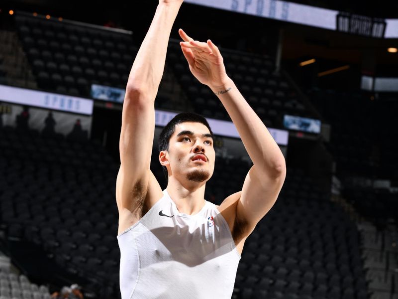 SAN ANTONIO, TX - JANUARY 15: Zach Edey #14 of the Memphis Grizzlies warms up before the game against the San Antonio Spurs on January 15, 2025 at the Frost Bank Center in San Antonio, Texas. NOTE TO USER: User expressly acknowledges and agrees that, by downloading and or using this photograph, user is consenting to the terms and conditions of the Getty Images License Agreement. Mandatory Copyright Notice: Copyright 2025 NBAE (Photos by Barry Gossage/NBAE via Getty Images)