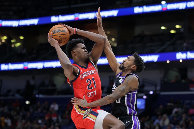 NEW ORLEANS, LOUISIANA - DECEMBER 12: Yves Missi #21 of the New Orleans Pelicans shoots against Malik Monk #0 of the Sacramento Kings during a game at the Smoothie King Center on December 12, 2024 in New Orleans, Louisiana. NOTE TO USER: User expressly acknowledges and agrees that, by downloading and or using this Photograph, user is consenting to the terms and conditions of the Getty Images License Agreement. (Photo by Jonathan Bachman/Getty Images)