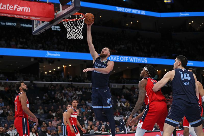 MEMPHIS, TENNESSEE - NOVEMBER 08: Jay Huff #30 of the Memphis Grizzlies goes to the basket during the second half against the Washington Wizards at FedExForum on November 08, 2024 in Memphis, Tennessee. NOTE TO USER: User expressly acknowledges and agrees that, by downloading and or using this photograph, User is consenting to the terms and conditions of the Getty Images License Agreement. (Photo by Justin Ford/Getty Images)