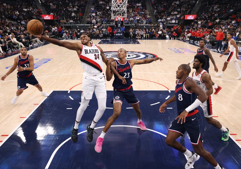 INGLEWOOD, CALIFORNIA - OCTOBER 30: Jabari Walker #34 of the Portland Trail Blazers reaches for a rebound in front of Kai Jones #23 of the LA Clippers during a 106-105 Trail Blazers win at Intuit Dome on October 30, 2024 in Inglewood, California. (Photo by Harry How/Getty Images). NOTE TO USER: User expressly acknowledges and agrees that, by downloading and or using this photograph, User is consenting to the terms and conditions of the Getty Images License Agreement. (Photo by Harry How/Getty Images)