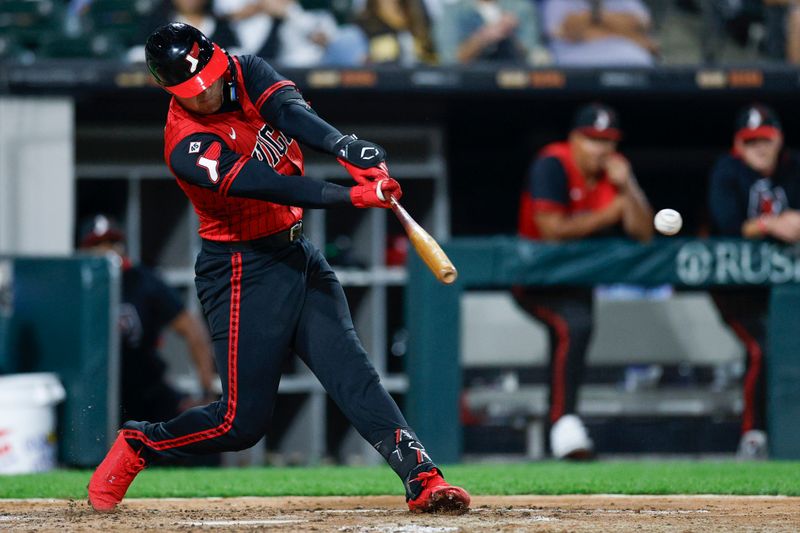 Sep 19, 2025; Chicago, Illinois, USA; Chicago White Sox third baseman Curtis Mead (29) hits an RBI-single against the San Diego Padres during the fourth inning at Rate Field. Mandatory Credit: Kamil Krzaczynski-Imagn Images