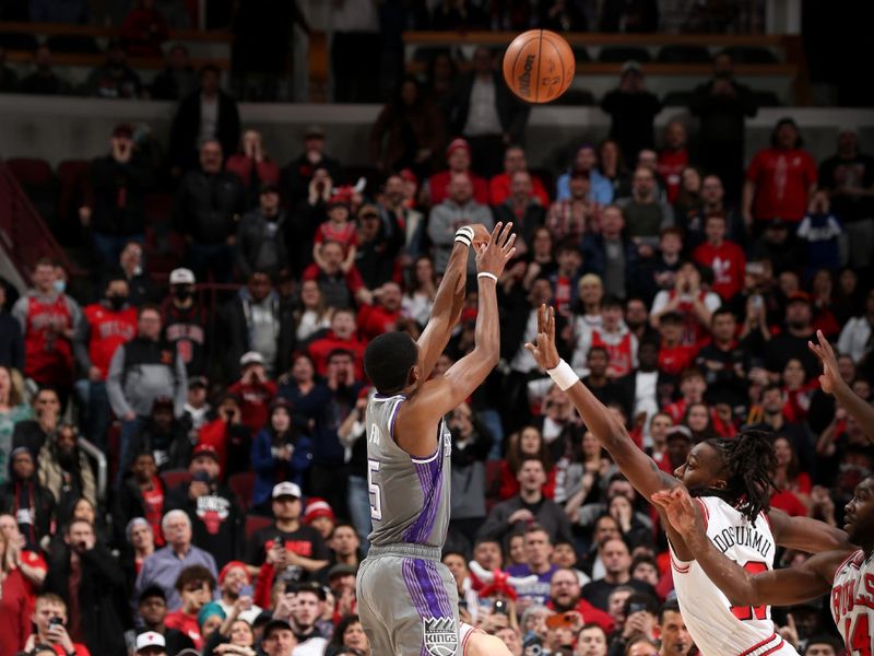 CHICAGO, IL - MARCH 15: De'Aaron Fox #5 of the Sacramento Kings shoots a three point basket to win the game against the Chicago Bulls on March 15, 2023 at United Center in Chicago, Illinois. NOTE TO USER: User expressly acknowledges and agrees that, by downloading and or using this photograph, User is consenting to the terms and conditions of the Getty Images License Agreement. Mandatory Copyright Notice: Copyright 2023 NBAE (Photo by Gary Dineen/NBAE via Getty Images)