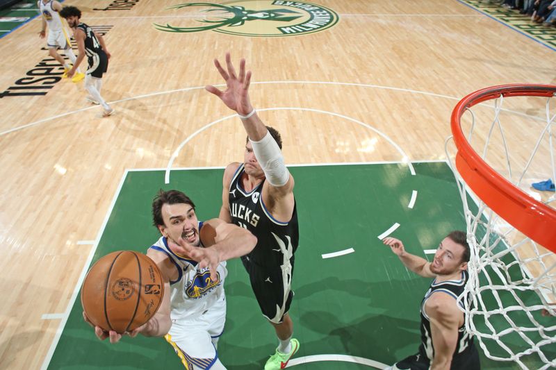 MILWAUKEE, WI - JANUARY 13: Dario Saric #20 of the Golden State Warriors  drives to the basket during the game against the Milwaukee Bucks on January 13, 2024 at the Fiserv Forum Center in Milwaukee, Wisconsin. NOTE TO USER: User expressly acknowledges and agrees that, by downloading and or using this Photograph, user is consenting to the terms and conditions of the Getty Images License Agreement. Mandatory Copyright Notice: Copyright 2024 NBAE (Photo by Gary Dineen/NBAE via Getty Images).