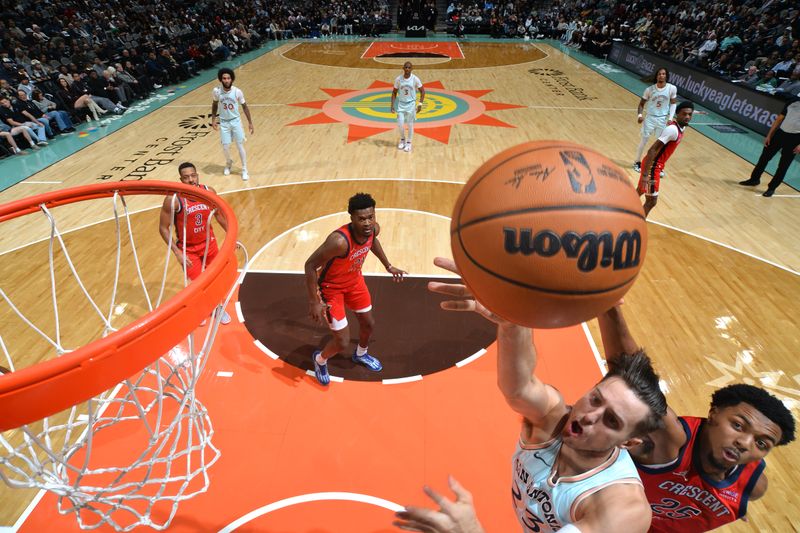 SAN ANTONIO, TX - DECEMBER 8: Zach Collins #23 of the San Antonio Spurs drives to the basket during the game against the New Orleans Pelicans on December 8, 2024 at the Frost Bank Center in San Antonio, Texas. NOTE TO USER: User expressly acknowledges and agrees that, by downloading and or using this photograph, user is consenting to the terms and conditions of the Getty Images License Agreement. Mandatory Copyright Notice: Copyright 2024 NBAE (Photos by Michael Gonzales/NBAE via Getty Images)