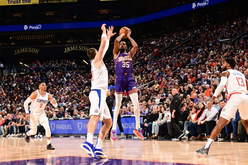 PHOENIX, AZ - APRIL  9:  Kevin Durant #35 of the Phoenix Suns shoots the ball during the game against the LA Clippers on April 9, 2024 at Footprint Center in Phoenix, Arizona. NOTE TO USER: User expressly acknowledges and agrees that, by downloading and or using this photograph, user is consenting to the terms and conditions of the Getty Images License Agreement. Mandatory Copyright Notice: Copyright 2024 NBAE (Photo by Kate Frese/NBAE via Getty Images)