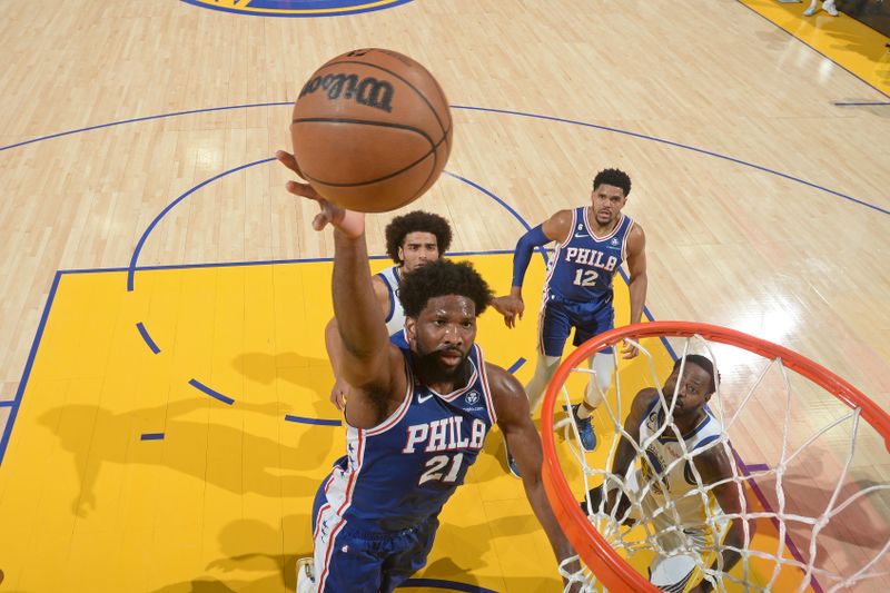 SAN FRANCISCO, CA - MARCH 24: Joel Embiid #21 of the Philadelphia 76ers drives to the basket during the game against the Golden State Warriors on March 24, 2023 at Chase Center in San Francisco, California. NOTE TO USER: User expressly acknowledges and agrees that, by downloading and or using this photograph, user is consenting to the terms and conditions of Getty Images License Agreement. Mandatory Copyright Notice: Copyright 2023 NBAE (Photo by Noah Graham/NBAE via Getty Images)